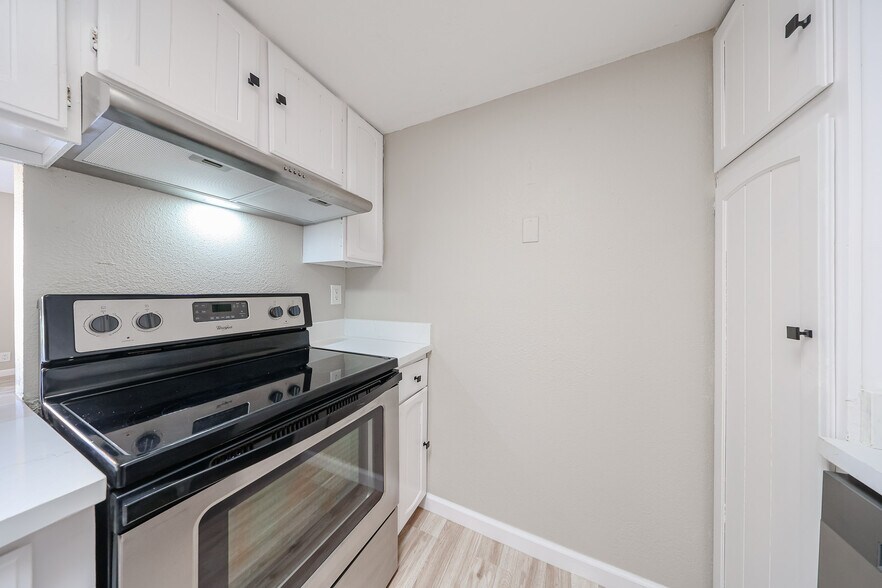 Building Photo - 6818 N 35th Ave
