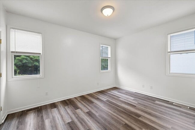 Building Photo - 50% Off First Month! Spacious 3BR Townhome...