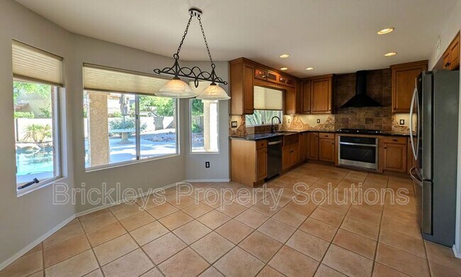 Building Photo - 2340 W Myrtle Dr