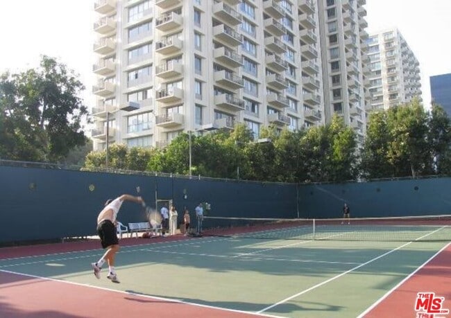 Building Photo - 2170 Century Pk E