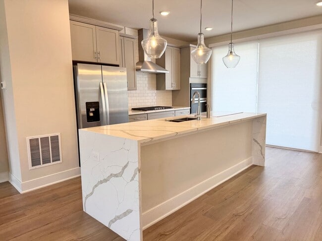 Building Photo - POTOMAC SHORES - BEAUTIFUL VIEWS! (interne...