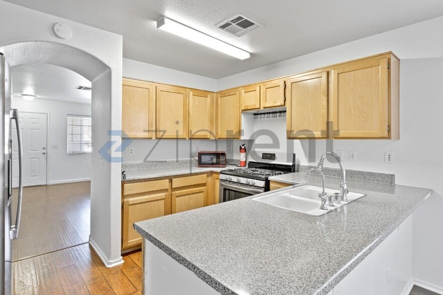 Building Photo - 2005 Rose Coral Ave