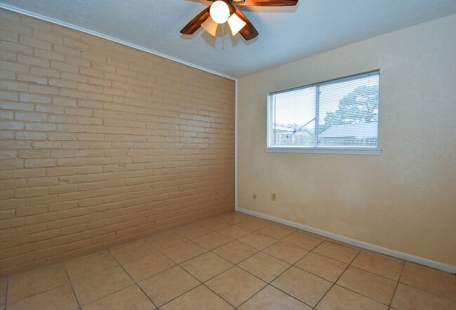 Building Photo - 2 BEDROOM 2 BATH PATIO HOME WITH 1010 SF