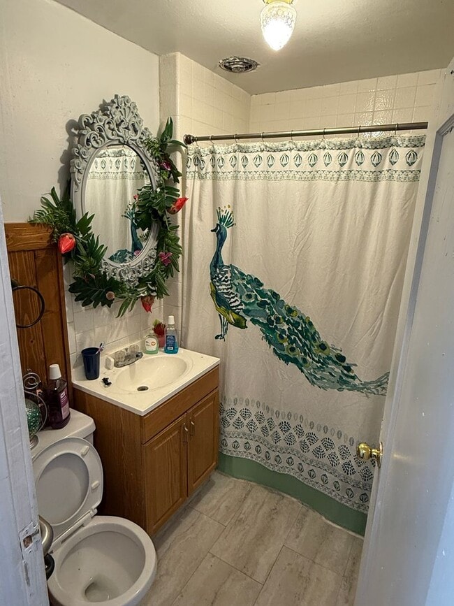 Building Photo - Beautiful 6 Bed, 3 Bath House; W/D Include...