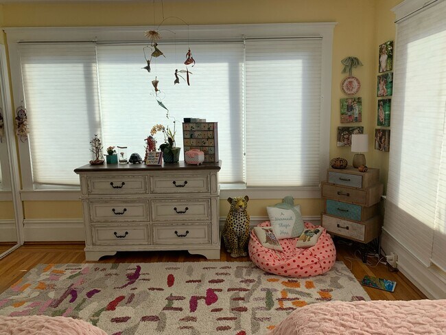 Building Photo - 1650 Portola Dr