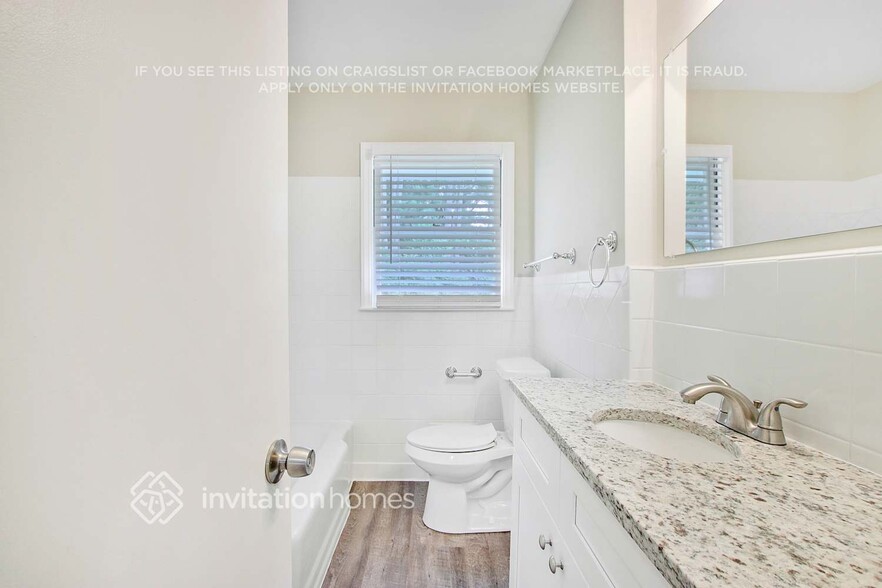 Building Photo - 2246 Collins Dr