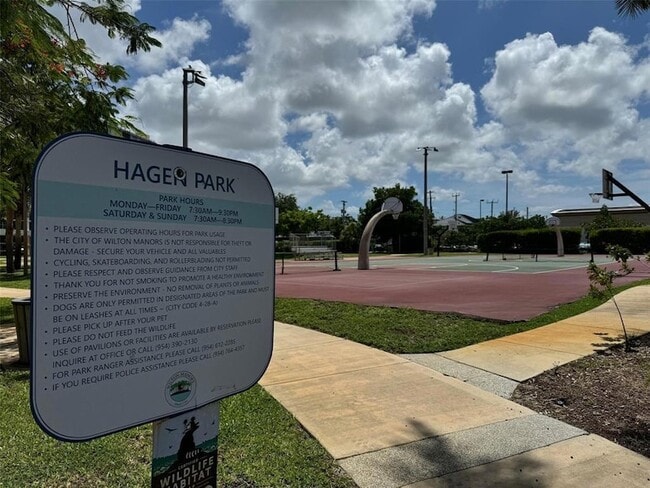 Building Photo - 2607 NE 8th Ave