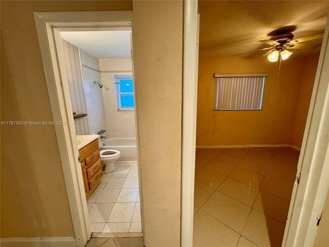 Building Photo - 4720 SW 25th Terrace