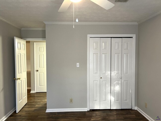 Building Photo - 122 N Springs Ct