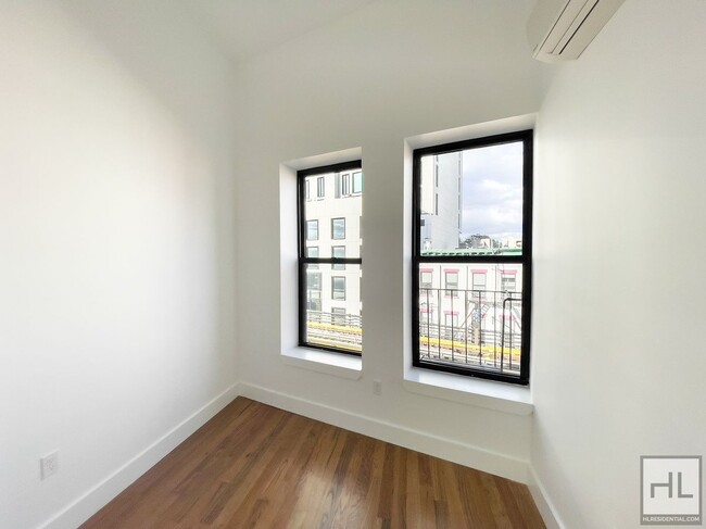 Building Photo - South Williamsburg / No Fee / Spacious 3-B...