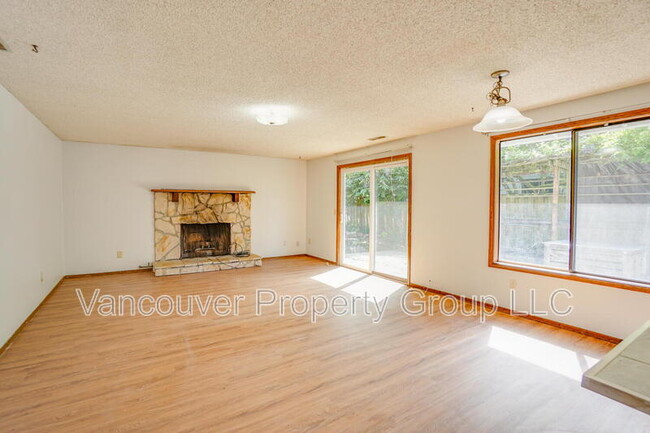 Building Photo - 7003 NW Dogwood Dr