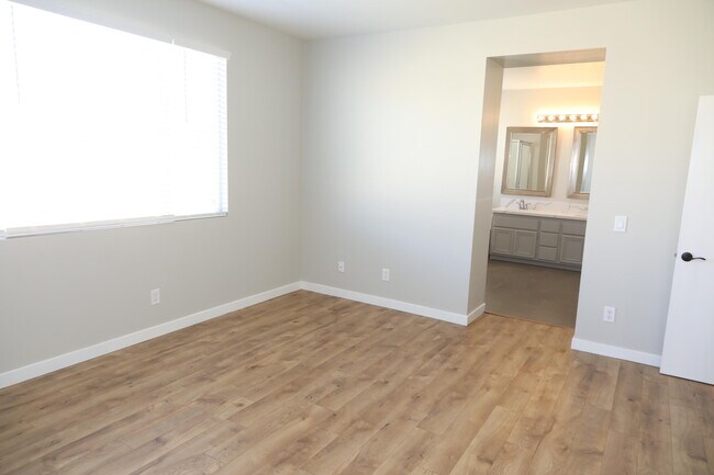 Building Photo - 1559 W Ave H4