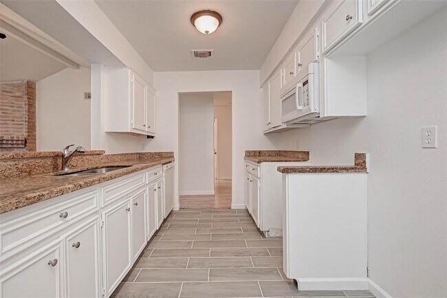 Building Photo - 5503 Lynngate Dr