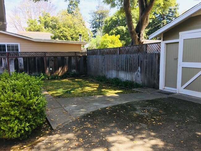 Building Photo - 1122 Channing Ave