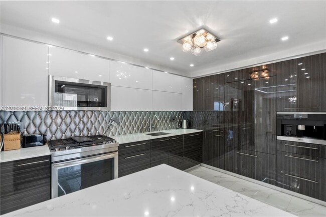 Building Photo - 2030 S Ocean Dr