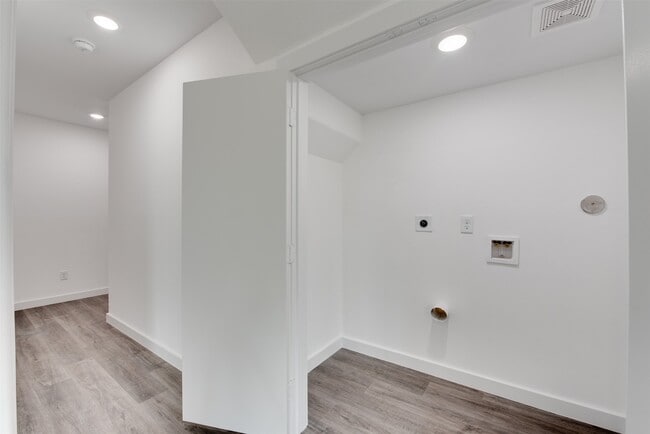 Building Photo - 8128 Sterlingshire St