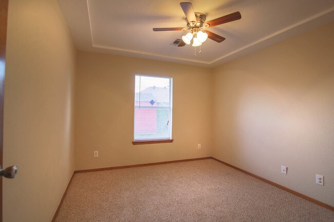 Building Photo - 6000 SE 86th St