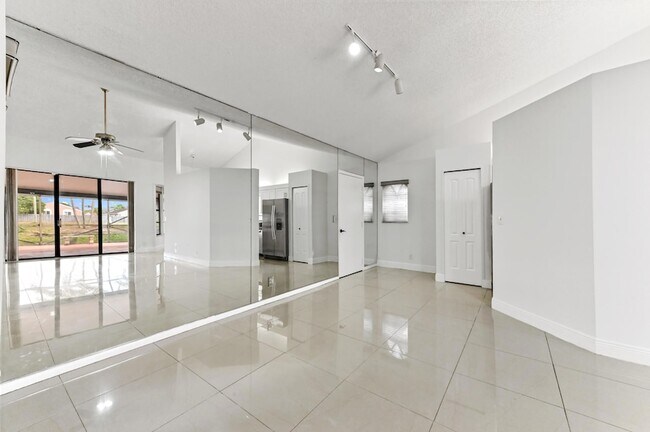 Building Photo - 5421 Helene Cir