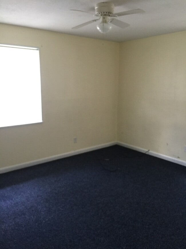 Building Photo - 3 Bed, 1 Bath Home