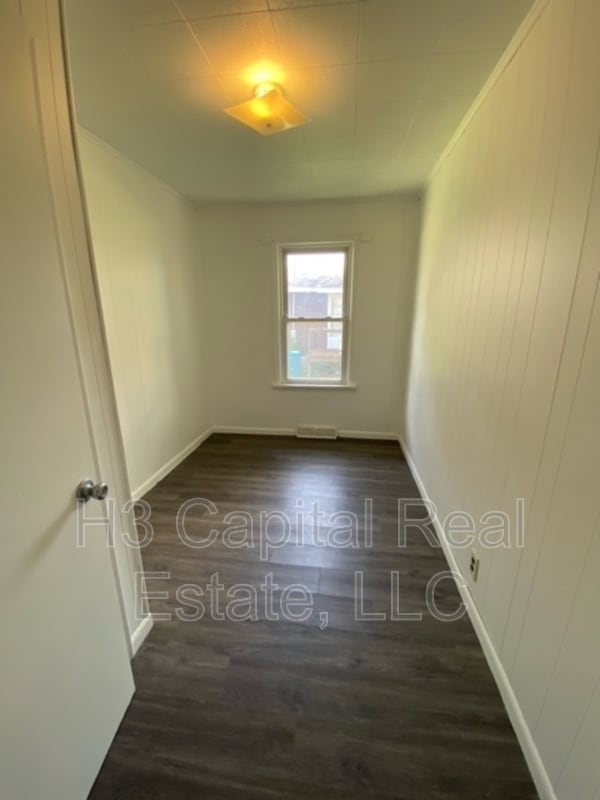 Building Photo - 562 Wilson Ave