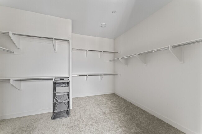 Building Photo - "Spacious Santa Clarita Sanctuary: 4-Bedro...