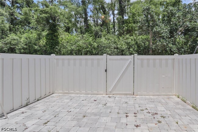 Building Photo - 3630 Pine Oak Cir