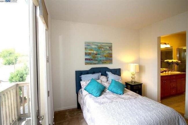 Building Photo - 467 Pariso Terrace