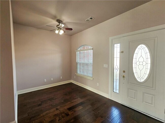 Building Photo - 2203 SW Tupelo Ave