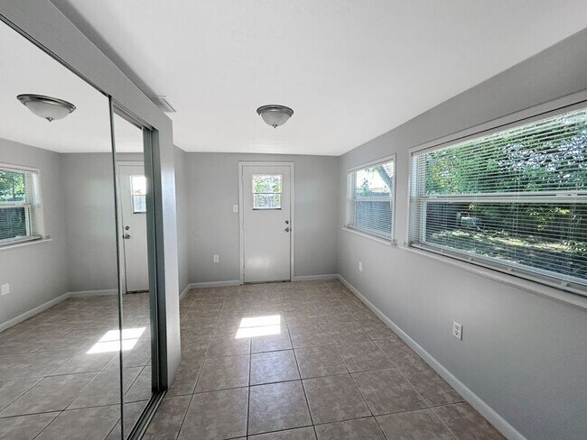 Building Photo - 3034 Primrose Dr