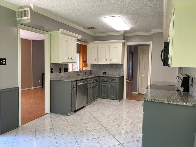 Building Photo - 16427 Dunmoor Dr