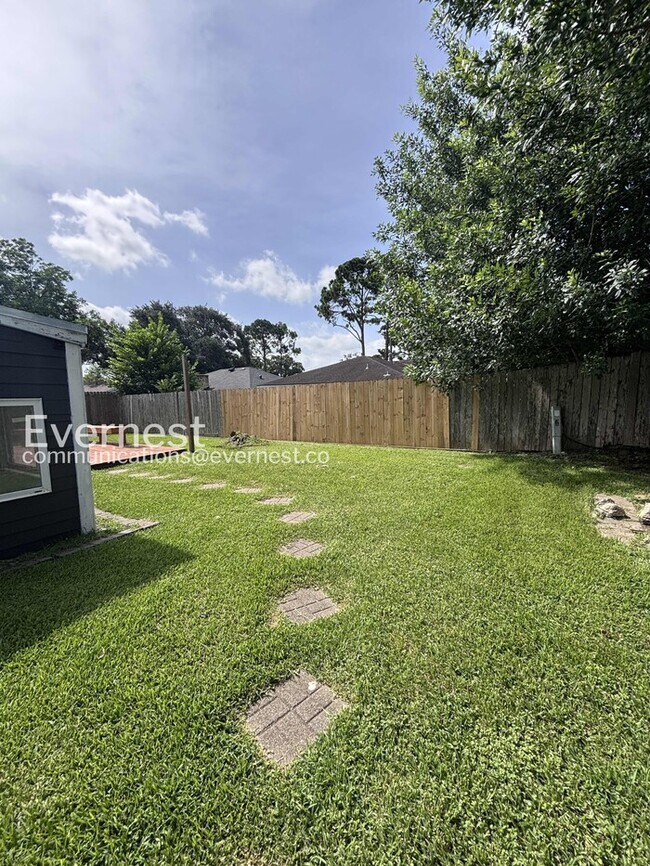 Building Photo - 4 Bed, 2 Bath Home with Fenced Yard & Garage / Pet-Friendly / Coming Soon!