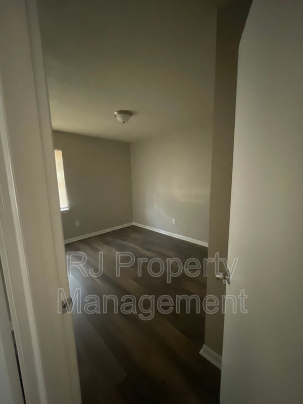 Building Photo - 9154 Haleville St