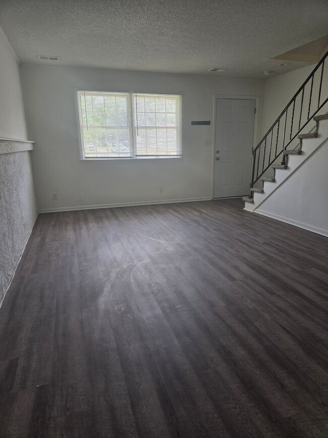 Building Photo - Olathe half duplex 3 Bedroom/2 bath/2 Living areas!