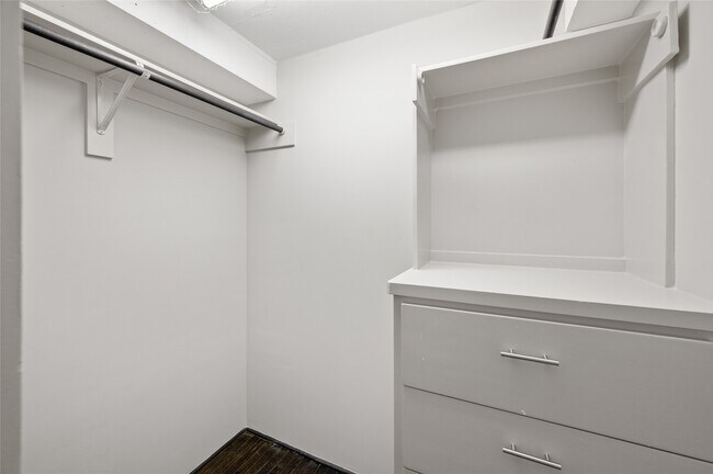 Building Photo - 1025 S Shepherd Dr