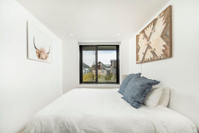 Building Photo - 151 S Willow St