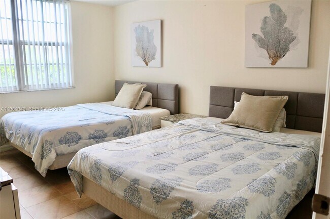 Building Photo - 19999 E Country Club Dr