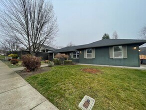 Building Photo - East Medford 3 Bedroom 2 Bathroom w/Large 2 car garage - Single Level
