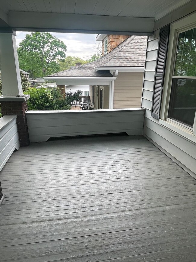 Building Photo - Beautiful Historic Kenilworth 3 bed, 1.5 b...