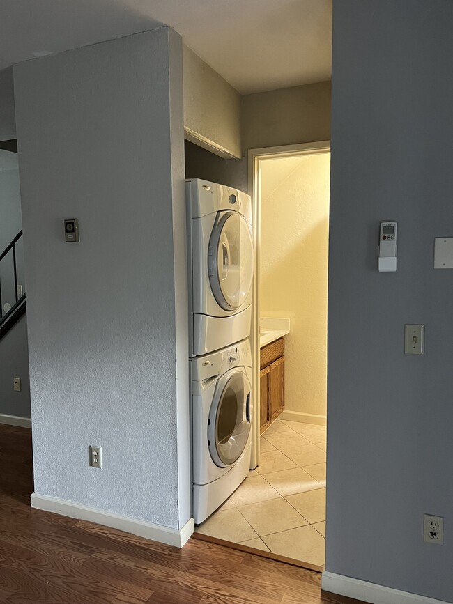 Washer/dryer unit - 1042 Rymar Ct