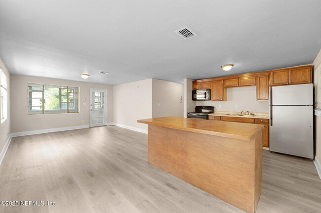 Building Photo - 1321 W 12th St