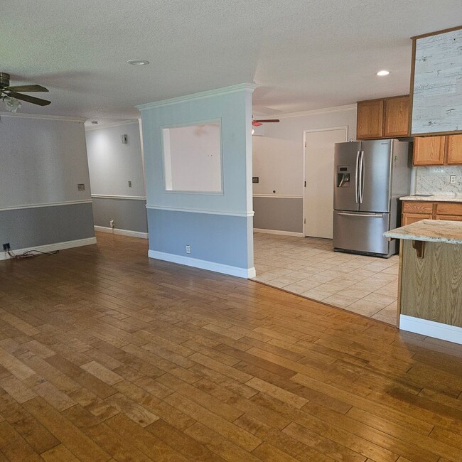 Building Photo - Spacious Open Floor Plan Close to Schools ...