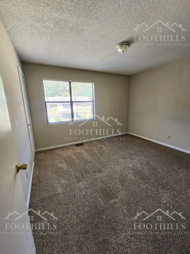 Building Photo - Beautiful 2-Bed Townhome with Storage and ...