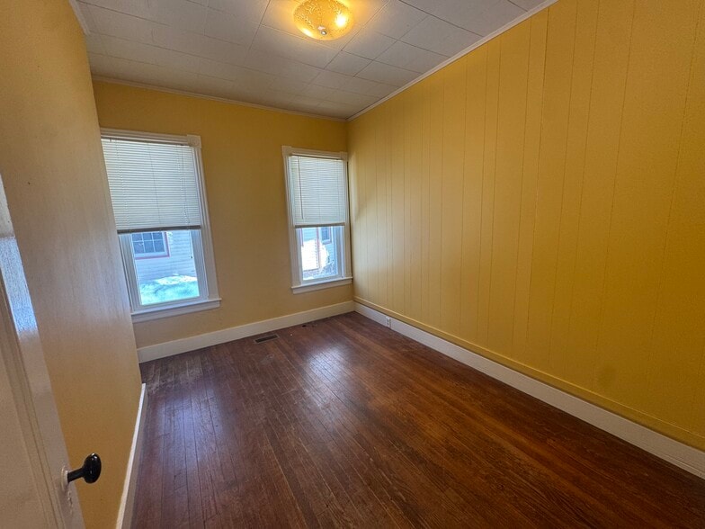 Building Photo - 10 Maple St