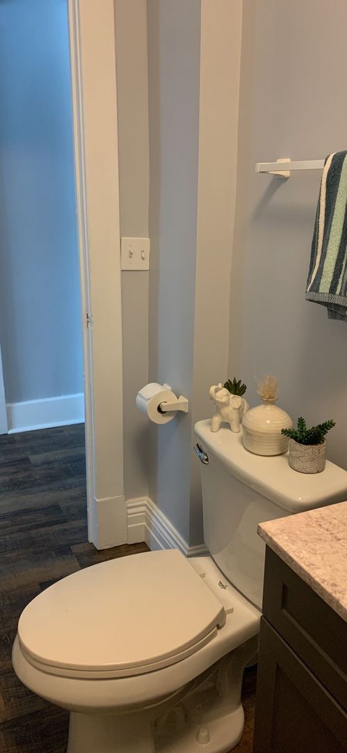 Building Photo - 223 E 9th St