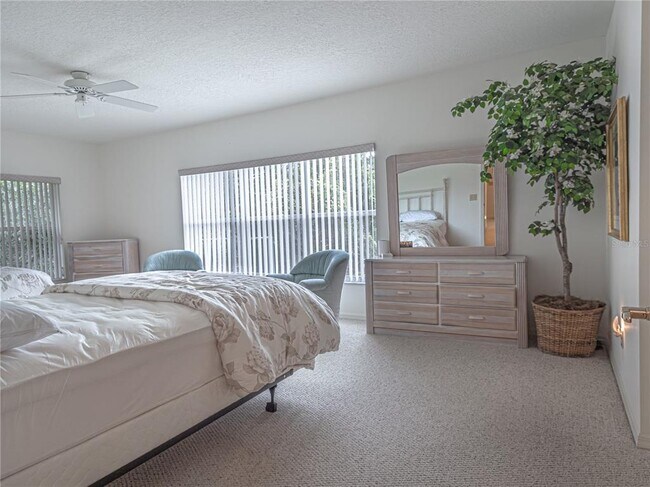 Building Photo - 920 E Lake Dr