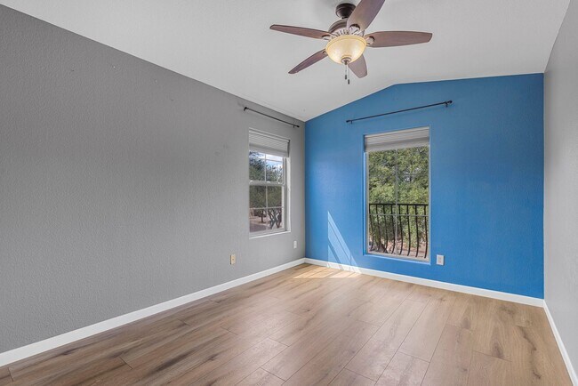 Building Photo - Lovely 3 bed / 2.5 bath Home in the Power ...