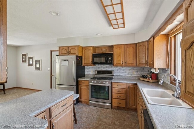 Building Photo - 245 Lynbrook Dr