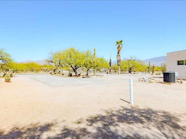 Building Photo - 1 Bedroom 1 Bathroom FULLY FURNISHED! COMM...
