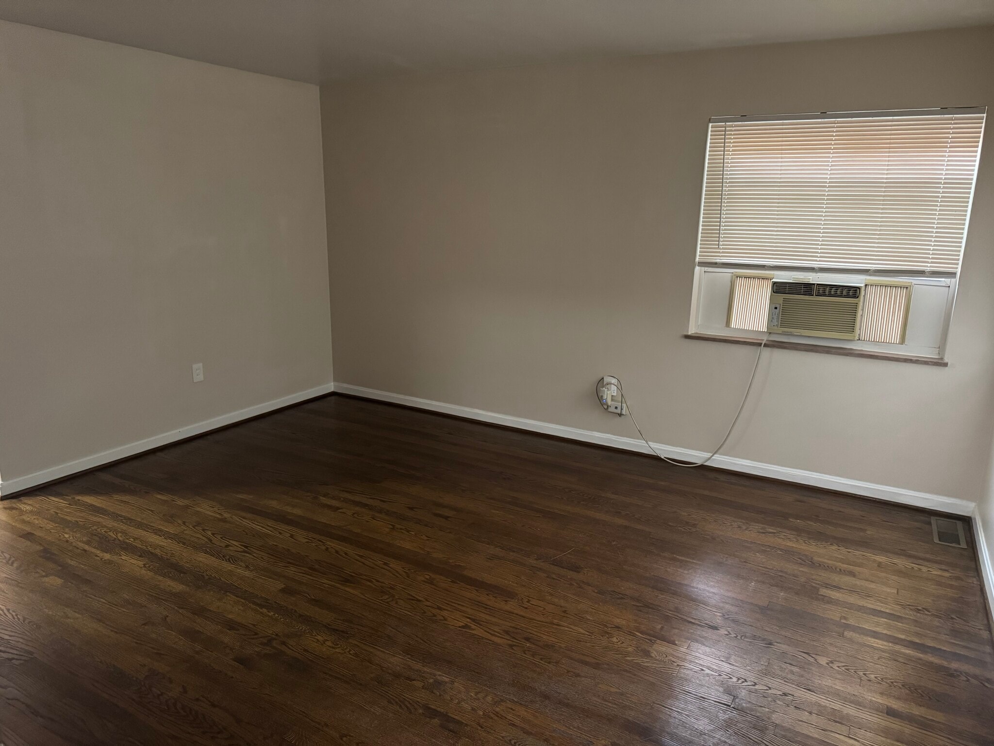 Building Photo - 3065 Glenmore Ave