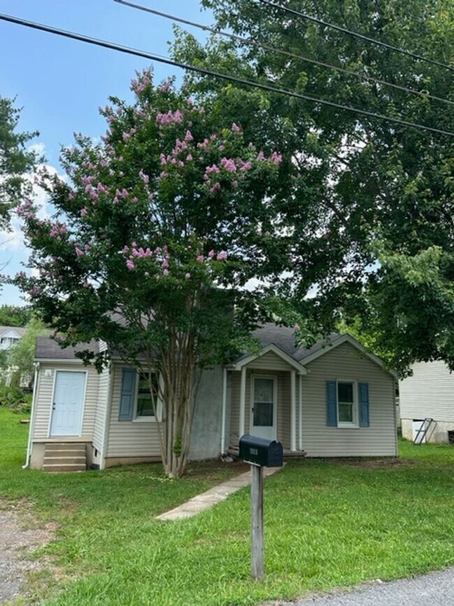 Building Photo - Powell 37849 - Completely Renovated, 2 bedroom, 1 bath Rancher - Contact Kenna Stephens (865) 604...